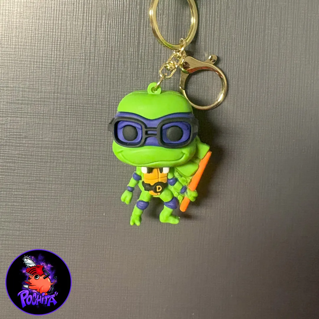 ⚙️ ویژگیهای جاکلیدی داناتلو: طراحی دقیق بر اساس شخصیت Donatello از مجموعه TMNT ساختهشده از سیلیکون نرم، مقاوم و سبک رنگ بنفش نمادین با جزئیات کامل ماسک و چوب Bo دارای حلقهی فلزی ضدزنگ برای اتصال ایمن مقاوم در برابر رطوبت و فشار مناسب برای کلید، کیف، کولهپشتی یا تزئینات کلکسیونی جاکلیدی داناتلو لاکپشتهای نینجا